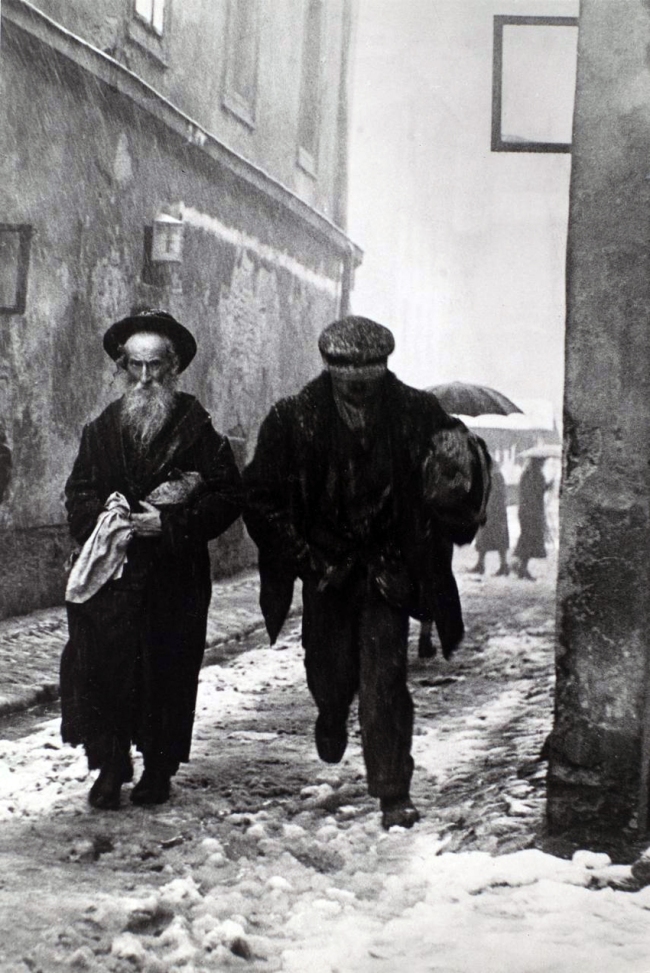 Roman Vishniac. 'A street of Kazimierz, Cracow' 1935-1938