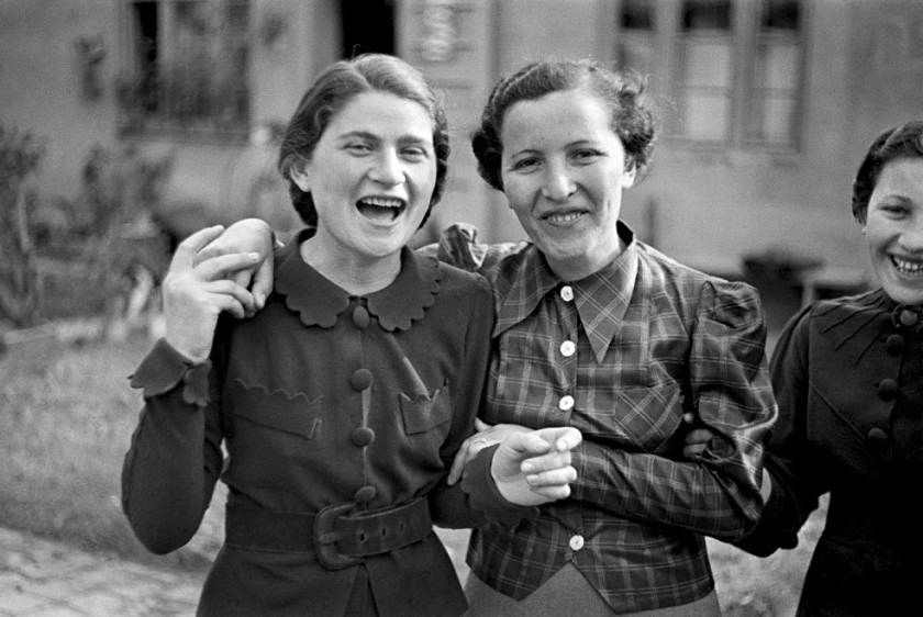 Roman Vishniac (1897-1990) 'Three women, Mukacevo' c. 1935-38
