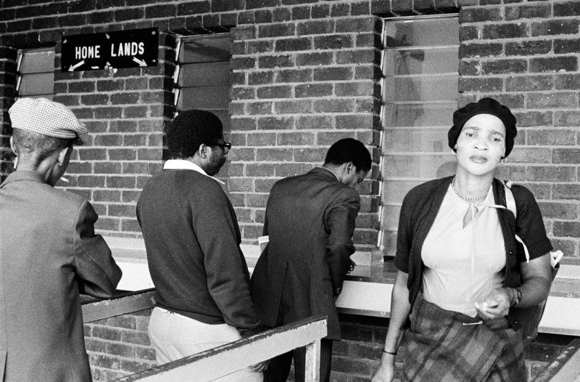 David Goldblatt. 'Travellers from KwaNdebele buying their weekly tickets at the bus depot in Marabastad, Pretoria, February 1984'