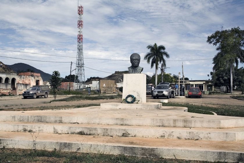 Guy Tillim. 'Bust of Agostinho Neto, Quibala, Angola' 2008