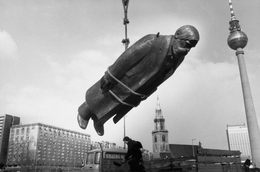 Sibylle Bergemann. 'Das Denkmal, East Berlin' (The monument, East Berlin)