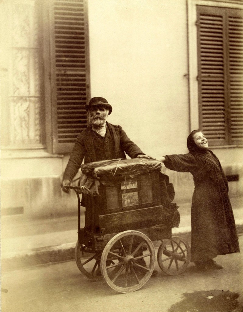 Eugène Atget. 'Chanteuse de rue et joueur d’orgue de Barbarie' 1898