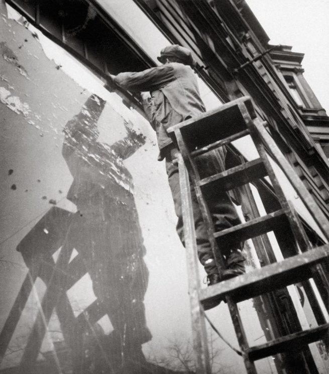 Eva Besnyö (Dutch-Hungarian, 1910-2003) 'Der Monteur am Ladenfenster' Berlin, 1931