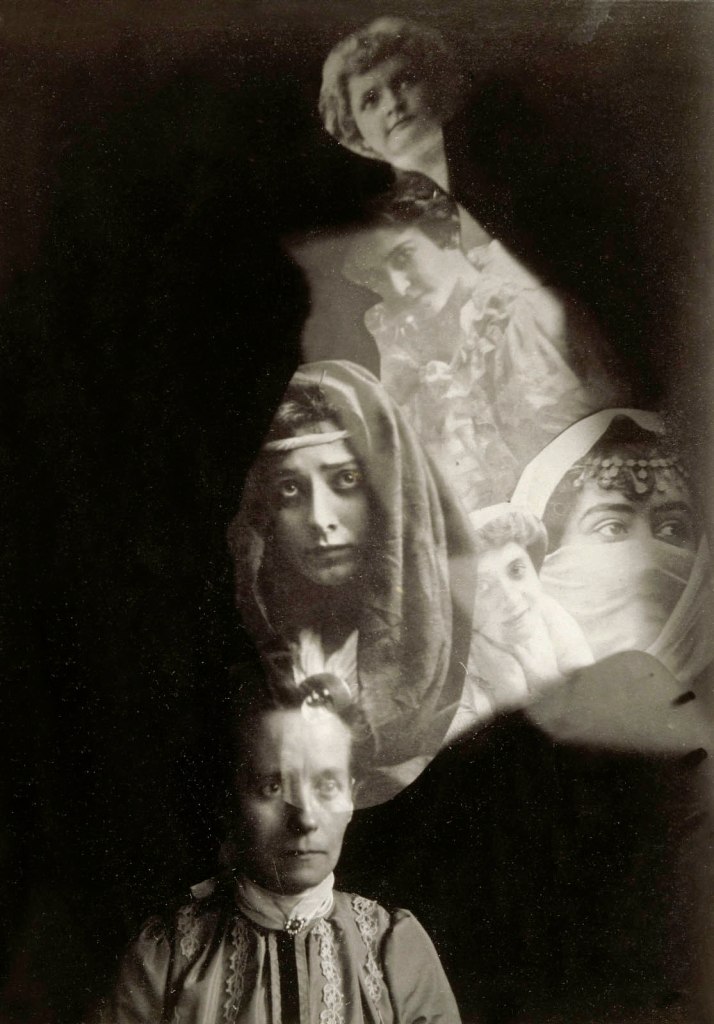 Anonymous photographer. 'Photographie spirite (médium et spectres)' / Spiritual photography (medium and ghosts) c. 1910