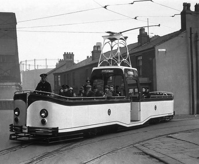 English open-air tram c. 1930s-1940s?
