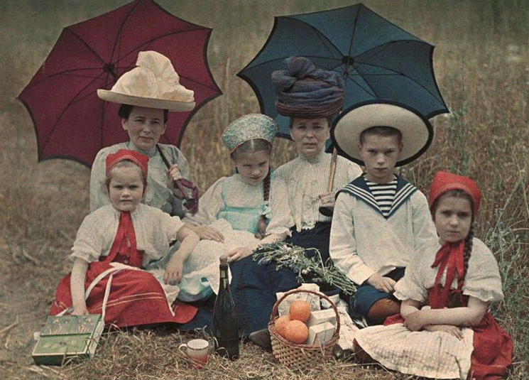 Piotr Vedenisov. 'Tania, Natasha, Kolia and Liza Kozakov, Vera Nikolayevna Vedenisov and Elena Frantsevna Bazilev. Yalta' 1910-1911