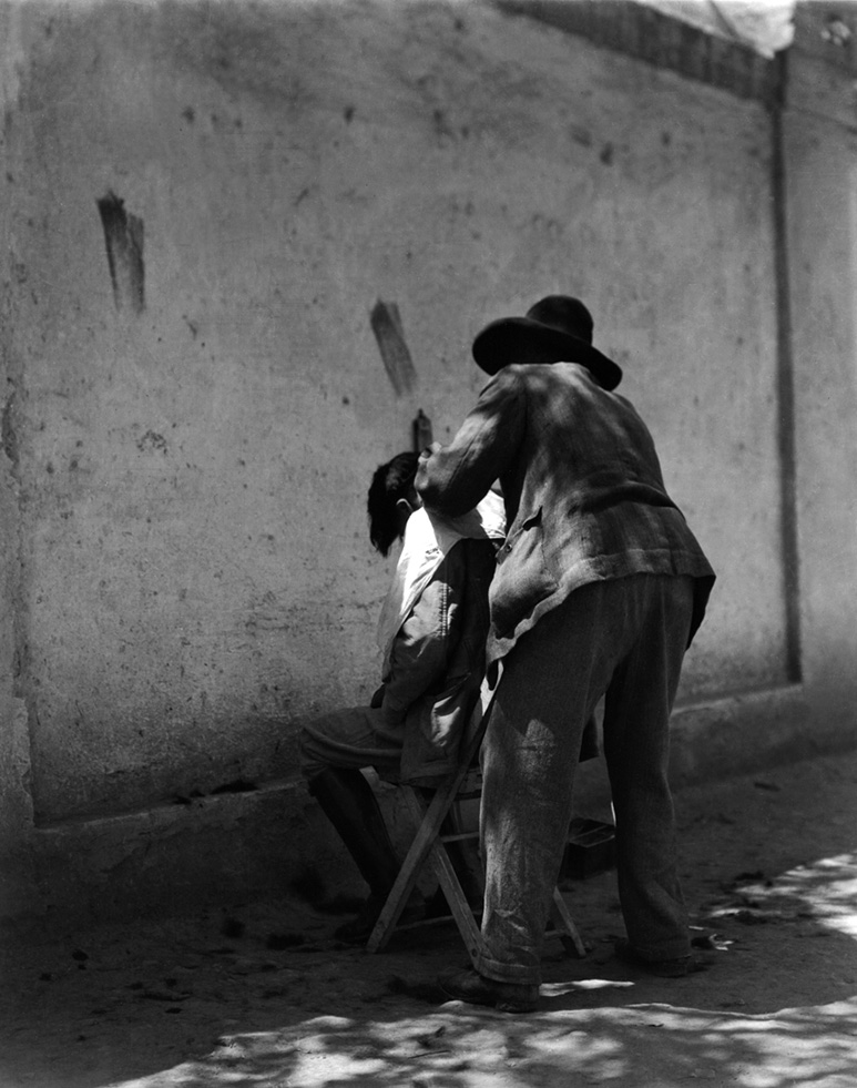 Manuel Álvarez Bravo (Mexican, 1902-2002) 'Peluquero (Barber)' 1924 Manuel Álvarez Bravo (Mexican, 1902-2002) 'Peluquero (Barber)' 1924