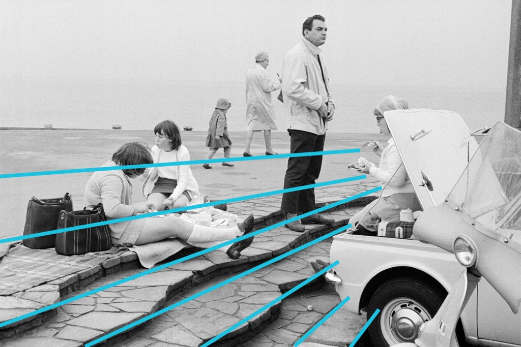 Tony Ray Jones 'Possibly Worthing' picture analysis - curved lines