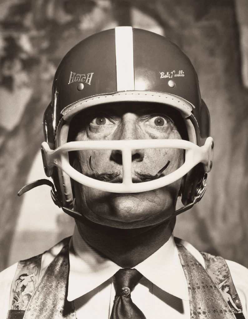 Philippe Halsman. 'Portrait de Salvador Dalí avec casque de footballeur américain (Portrait of Salvador Dalí with American football helmet)' 1964