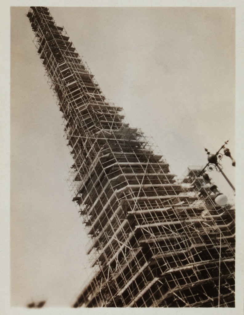 Knud Lonberg-Holm. '48th Street/St. Nicholas Church scaffolding' c. 1923-1924