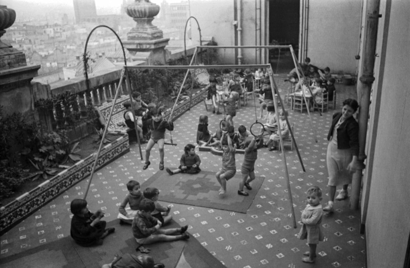 Agustí Centelles. 'Barcelona, España. Guardería infantil en Vía Layetana' [Babysitting in Layetana Road] 1936-39
