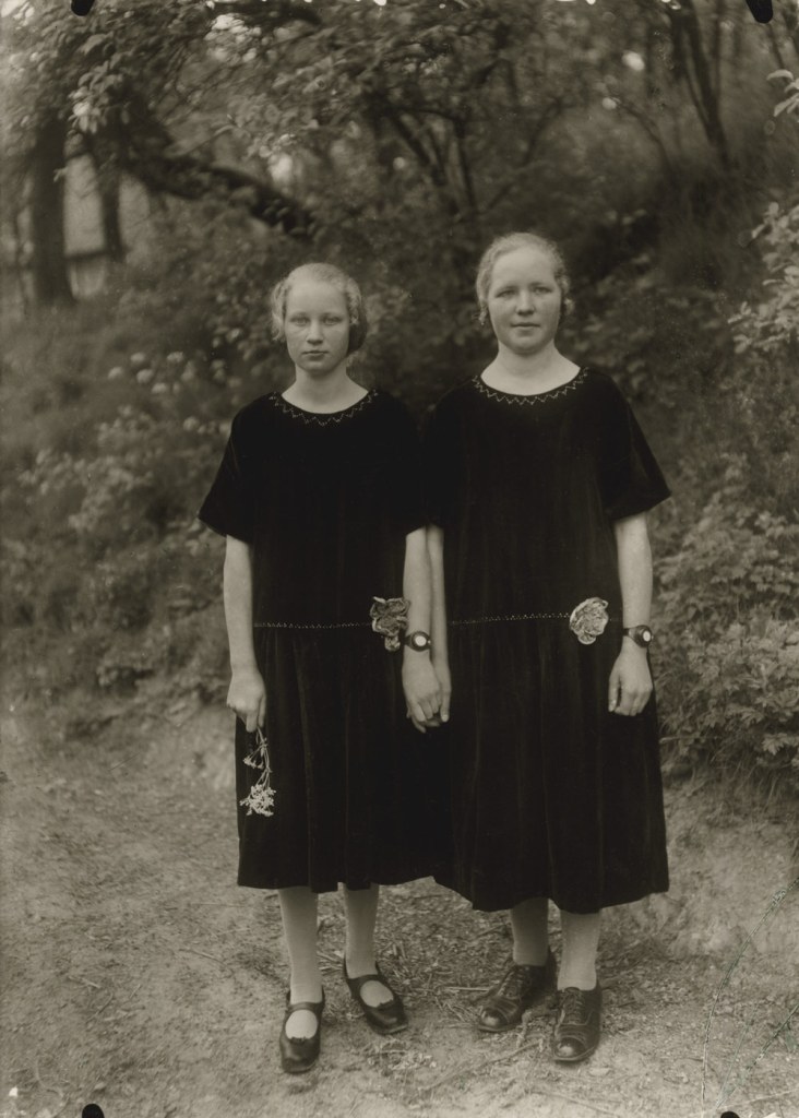 August Sander (German, 1876-1964) 'Country Girls' 1925 (print 1980 von by Gunther Sander) August Sander (German, 1876-1964) 'Country Girls' 1925 (print 1980 von by Gunther Sander)