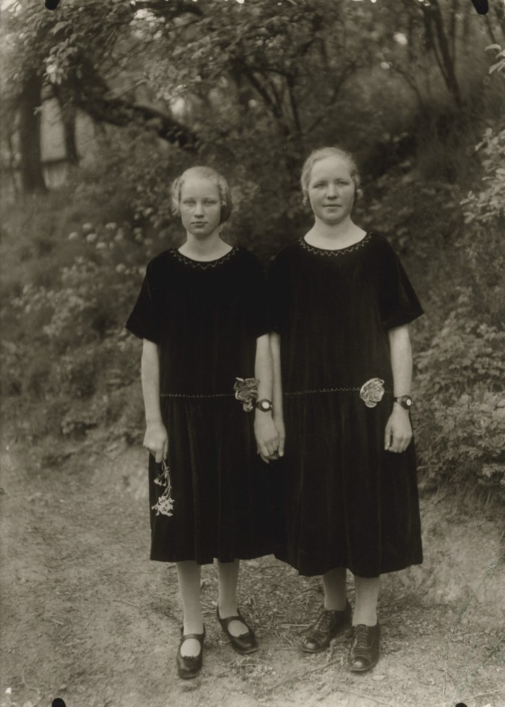 August Sander (1876-1964) 'Country Girls' 1925 (print 1980 von by Gunther Sander)
