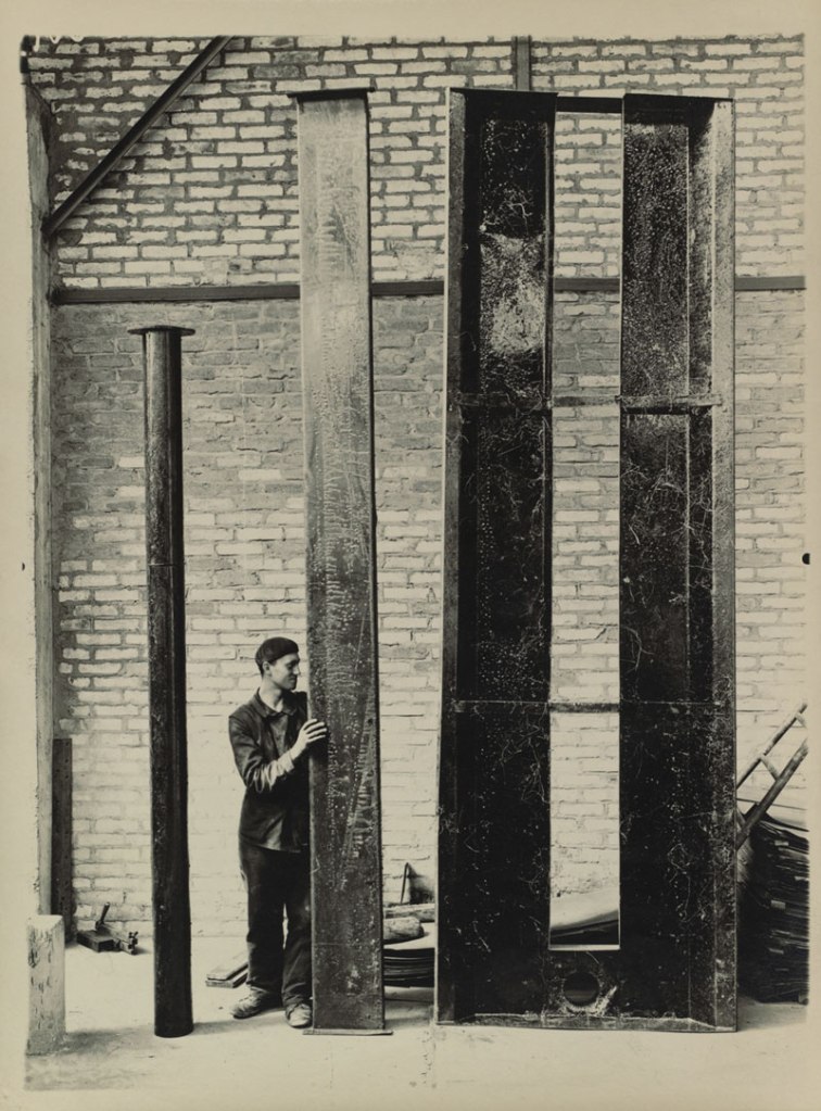 Éditions Paul Martial, Paris. 'Working with metal working parts in the factory Fillod in Florange (Moselle)' August 1931