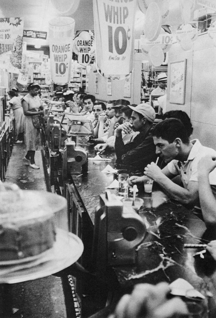 Robert Frank. 'Drugstore, Detroit' 1955-56