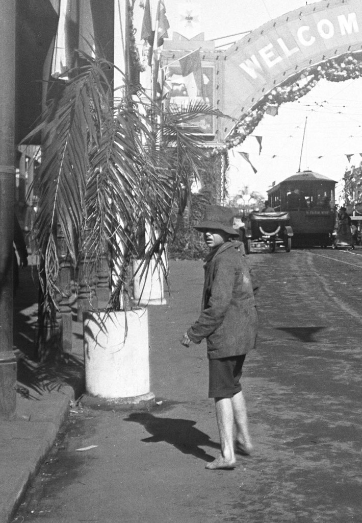 Alfred Elliott (Australian, 1870-1954) ''Welcome to Brisbane' arch, Queen Street' 1920 (detail)