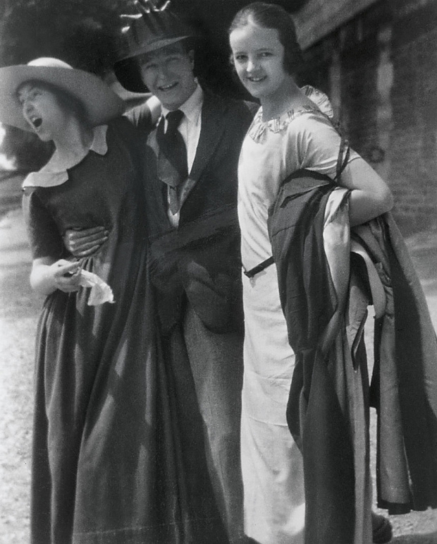 Raymond Coxon. 'Henry Moore, Edna Ginesi and Barbara Hepworth in Paris' 1920 Raymond Coxon. 'Henry Moore, Edna Ginesi and Barbara Hepworth in Paris' 1920
