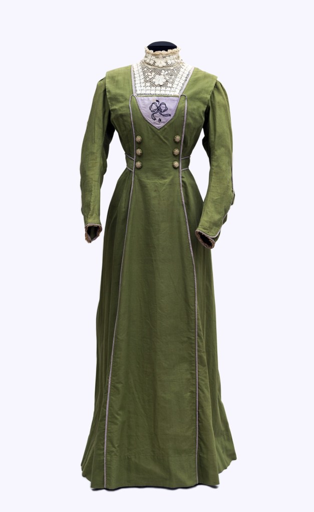 Unknown maker. 'Tageskleid einer Suffragetten-Sympathisantin | Day dress of a sufragette sympathiser' England, 1905-1909