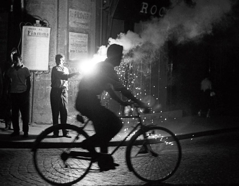 Sabine Weiss. 'Feux de Bengale, Naples' Italie, 1955
