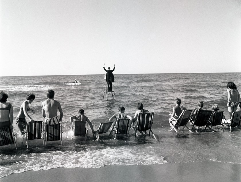 Eustachy Kossakowski. 'Le "Panoramic Sea Happening - Sea Concerto, Osieki" de Tadeusz Kantor (extrait d'une série)' 1967