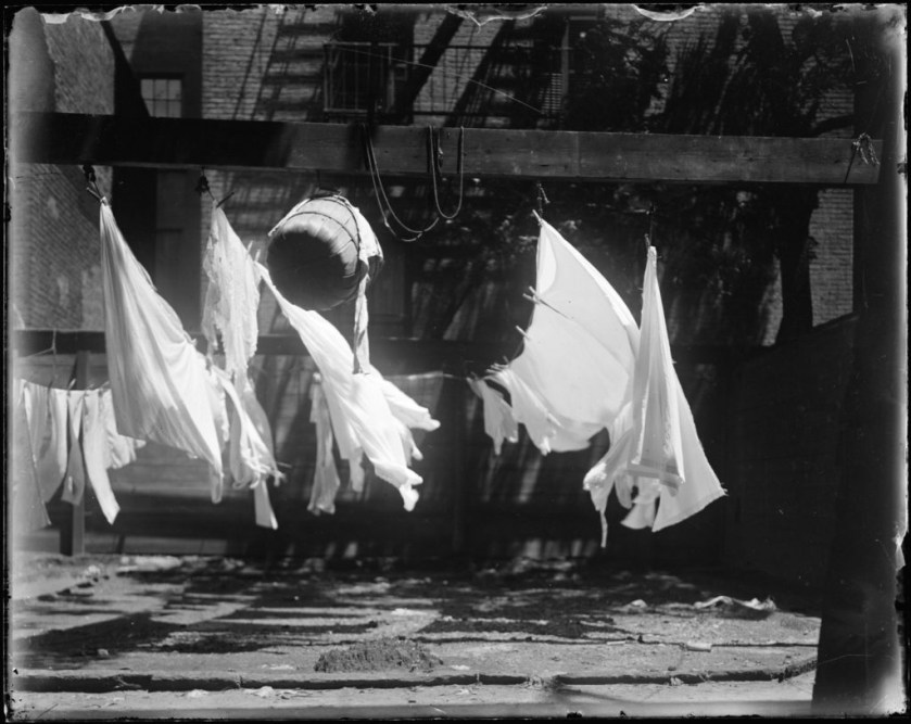 Man Ray. "Sculpture mouvante" ou "La France" ("Moving Sculpture" or "France") 1920