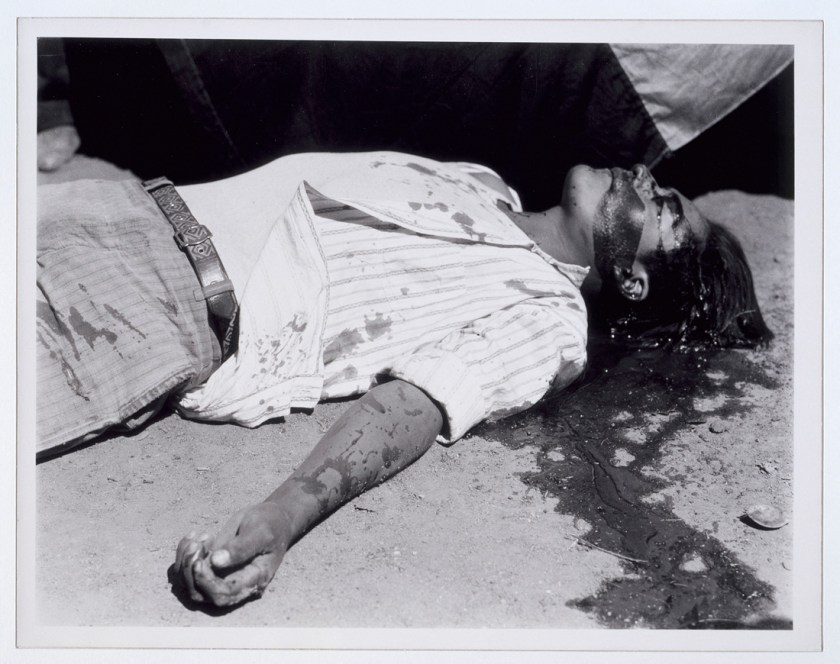 Manuel Álvarez Bravo. 'Ouvrier en grève, assassiné (Striking worker, assassinated)' 1934