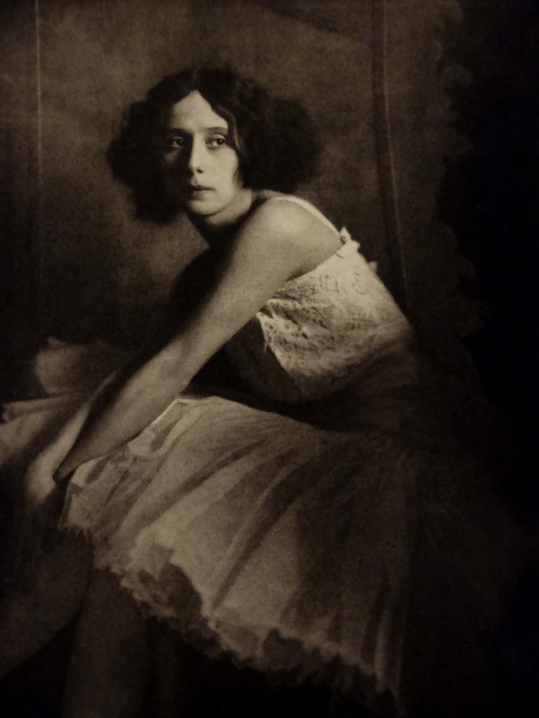 d'Ora (Arthur Benda) (Vienna) 'Anna Pavlova' c. 1928 from Der Kunstlerische Tanz Unserer Zeit [The Artistic Dance of Our Time] p. 36 Published 1928