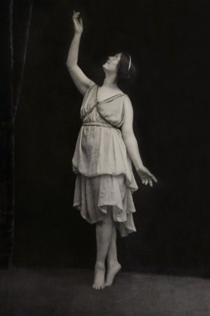 Elvira (Munich) 'Isadora Duncan' from Der Kunstlerische Tanz Unserer Zeit [The Artistic Dance of Our Time] p. 1 Published 1928