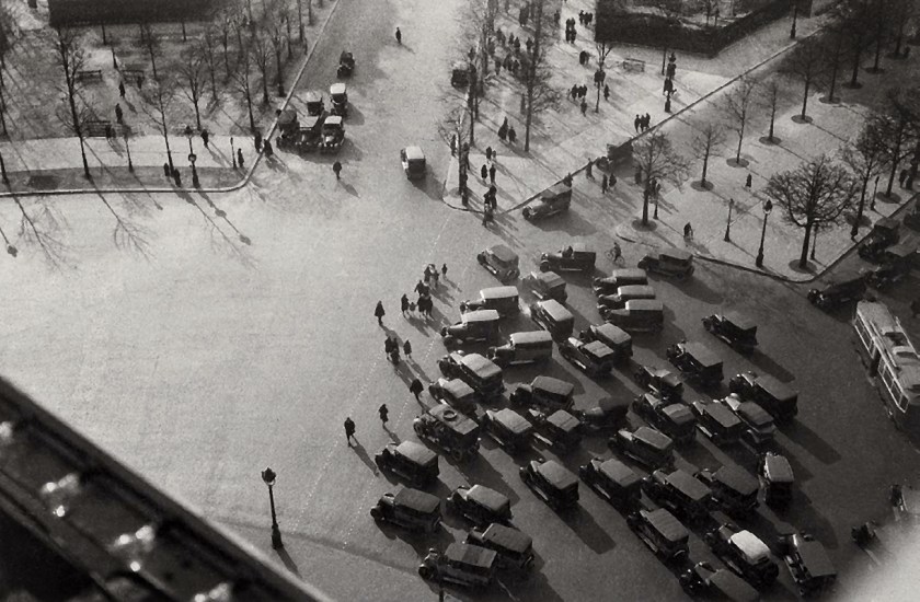 Germaine Krull. 'Place de l'Étoile, avenue de la Grande-Armée, avenue du Bois-de-Boulogne' 1926