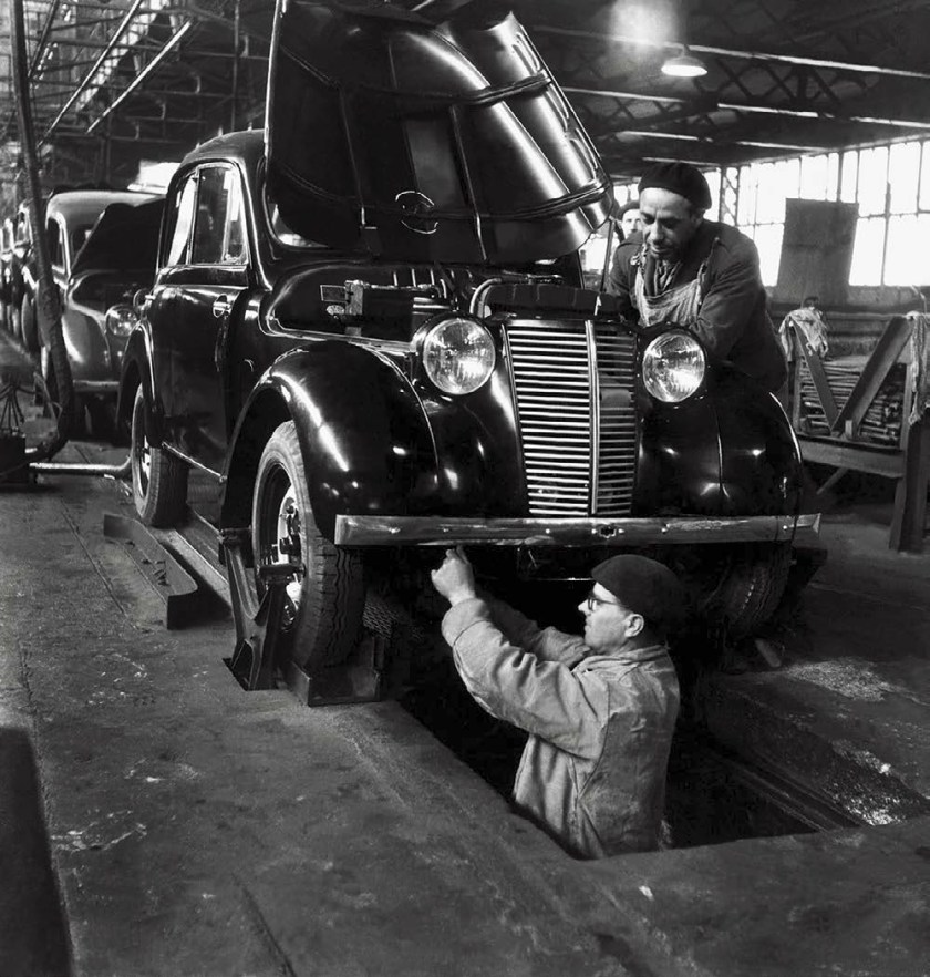 Robert Doisneau. 'Chaîne de montage Juvaquatre et Primaquatre, Usine Renault, Boulogne-Billancourt' 1945