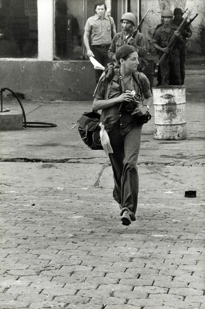 Alain Dejean / Sygma. 'Portrait de Susan Meiselas, Monimbo, Nicaragua' Septembre 1978