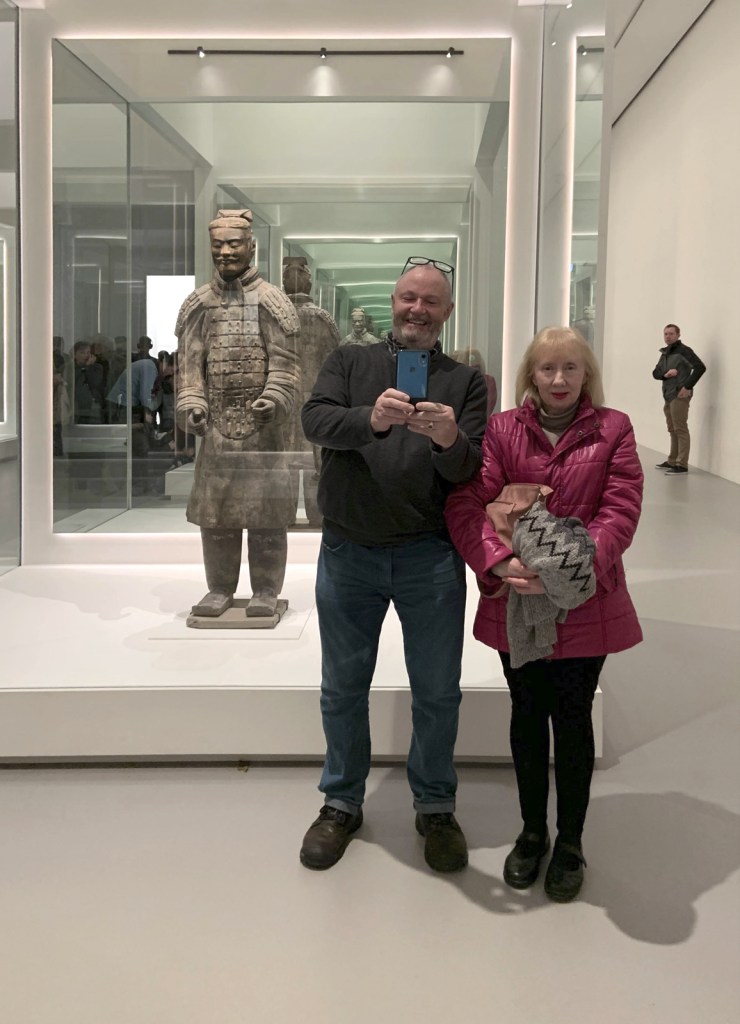 Armoured military officer 中级铠甲军吏俑 Qin dynasty, 221 - 207 BCE