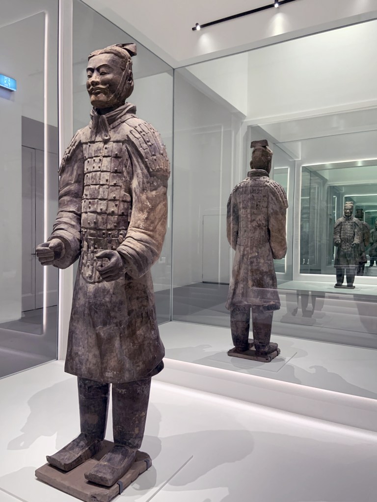 Armoured military officer 中级铠甲军吏俑 Qin dynasty, 221 - 207 BCE