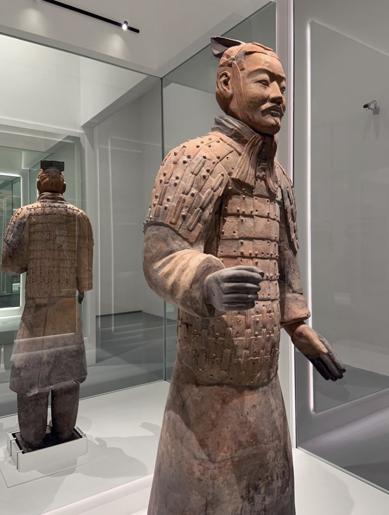 Armoured military officer 中级铠甲军吏俑 Qin dynasty, 221 - 207 BCE