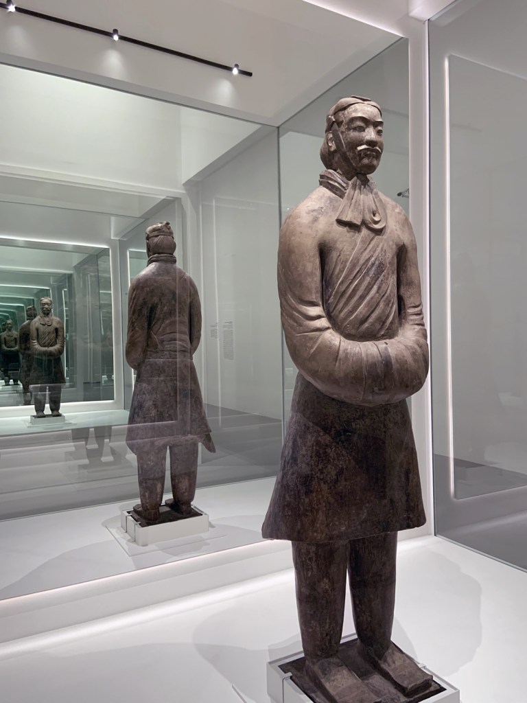 Civil official 文官俑 Qin dynasty, 221 - 207 BCE
