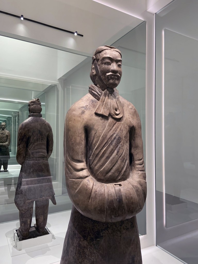 Civil official 文官俑 Qin dynasty, 221 - 207 BCE