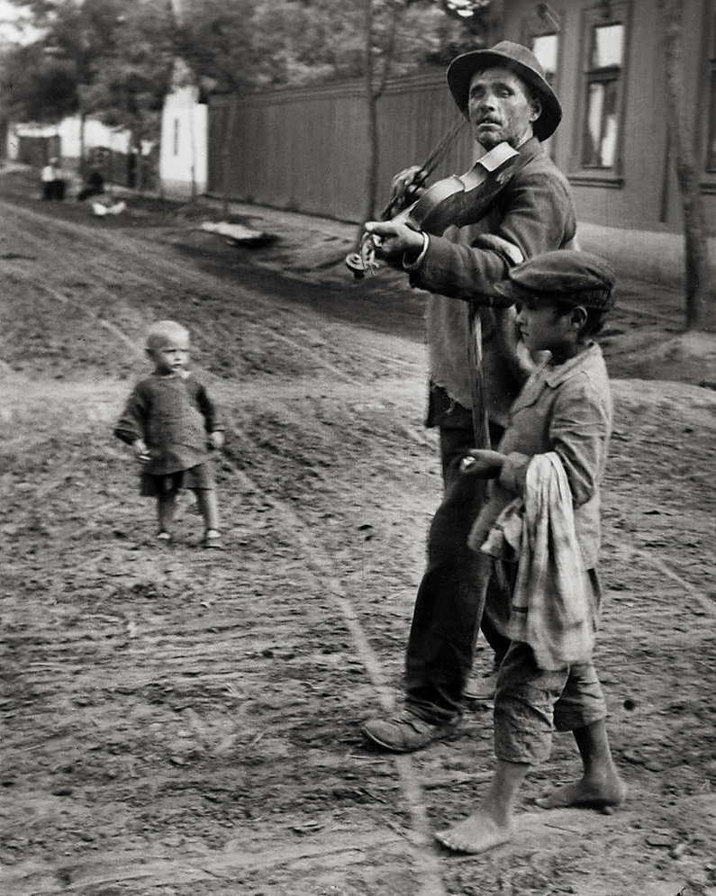 André Kertész (Hungarian, 1894-1985) 'Violoniste ambulant, Abony' 'Traveling violinist, Abony' 1921 from the exhibition 'L'equilibriste, André Kertész' at Jeu de Paume, Château de Tours Part 1, June - Oct, 2019
