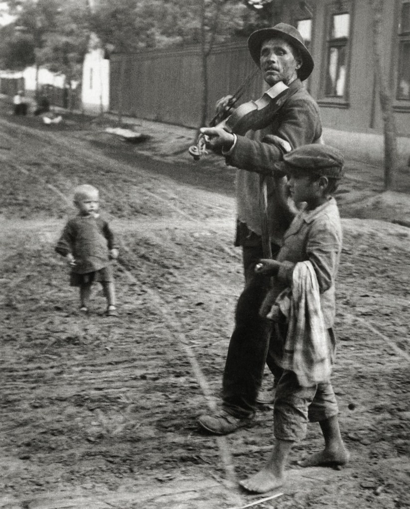 André Kertész (Hungarian, 1894-1985) 'Violoniste ambulant, Abony' (Traveling violinist, Abony) 1921