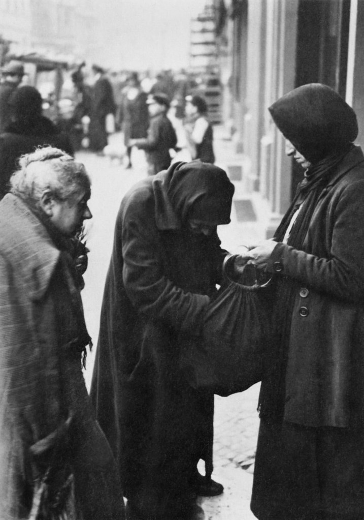 Friedrich Seidenstücker (1882-1966) 'Verarmte Jüdinnnen in de Grenadierstraße' (Impoverished Jewish women in de Grenadierstrasse) c. 1930