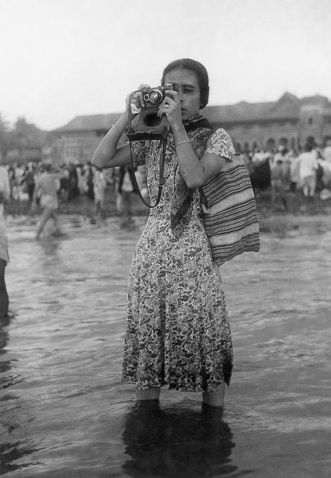 Photographer unknown. 'Homai Vyarawalla photographing Ganesh Chaturthi at Chowpatty Beach, Bombay' Late 1930s, printed later