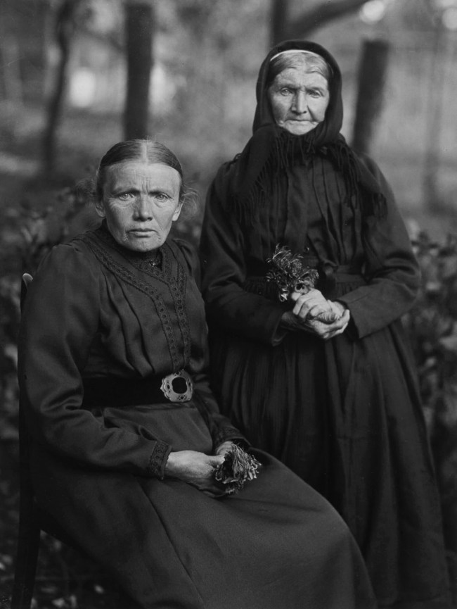 August Sander (German, 1876-1964) 'Mother and Daughter' 1912 August Sander (German, 1876-1964) 'Mother and Daughter' 1912