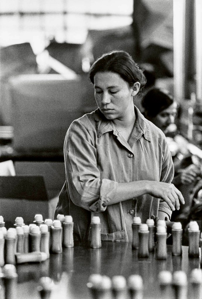 Louis Stettner (American, 1922-2016) 'Assembly Line Worker, Long Island City, New York' [Trabajadora en cadena de montaje, Nueva York] 1972-1974