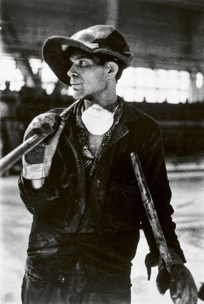 Louis Stettner (American, 1922-2016) 'Aluminum Foundry, Soviet Union' [Fundición de aluminio, Unión Soviética] 1975