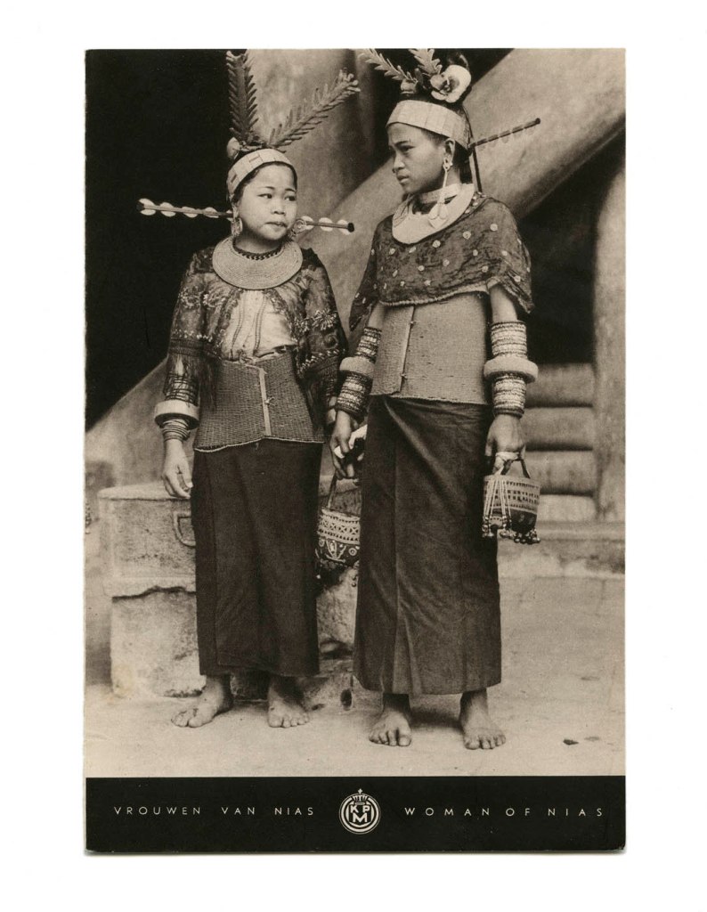 Unknown photographer. 'Vrouwen van Nias / Women of Nias' Nd