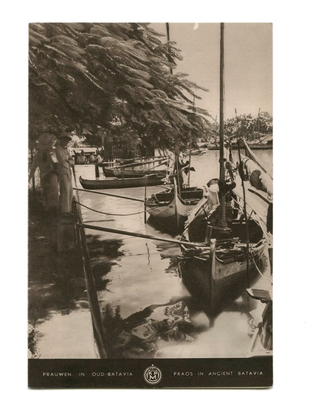 Unknown photographer. 'Prauwen in Oud Batavia / Praos in Ancient Batavia' April 1938