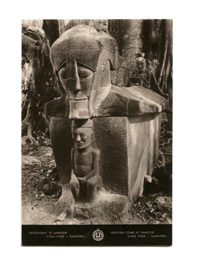 Unknown photographer. 'Heidengraf Te Samosir (Toba Meer – Sumatra) / Heathen Tomb at Samosir (Lake Toba – Sumatra)' April 1938