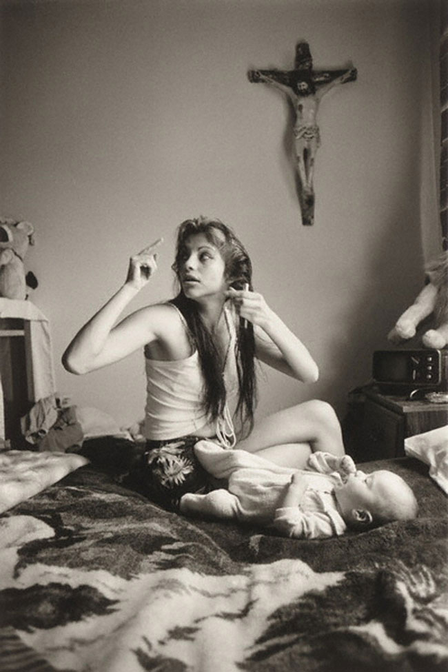 Graciela Iturbide (Mexican, b. 1942) 'Rosario y Boo Boo en su casa, Los Angeles' (Rosario and Boo Boo in their home, Los Angeles) 1986