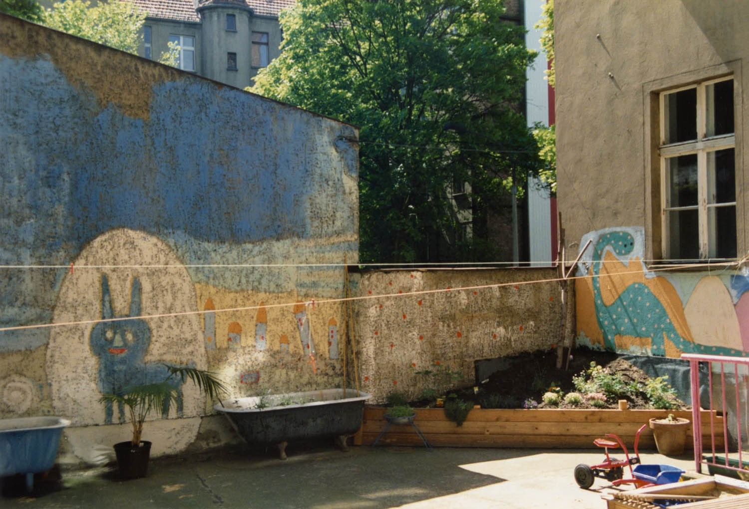 Dr. Barbara Hansen. '"Motive aus dem Osten Berlins 1993-1998. Höfe", Hof in Ostberlin' um 1995 ('"Motives from East Berlin 1993-1998. Courtyards" Courtyard in East Berlin' around 1995) Dr. Barbara Hansen. '"Motive aus dem Osten Berlins 1993-1998. Höfe", Hof in Ostberlin' um 1995 ('"Motives from East Berlin 1993-1998. Courtyards" Courtyard in East Berlin' around 1995)