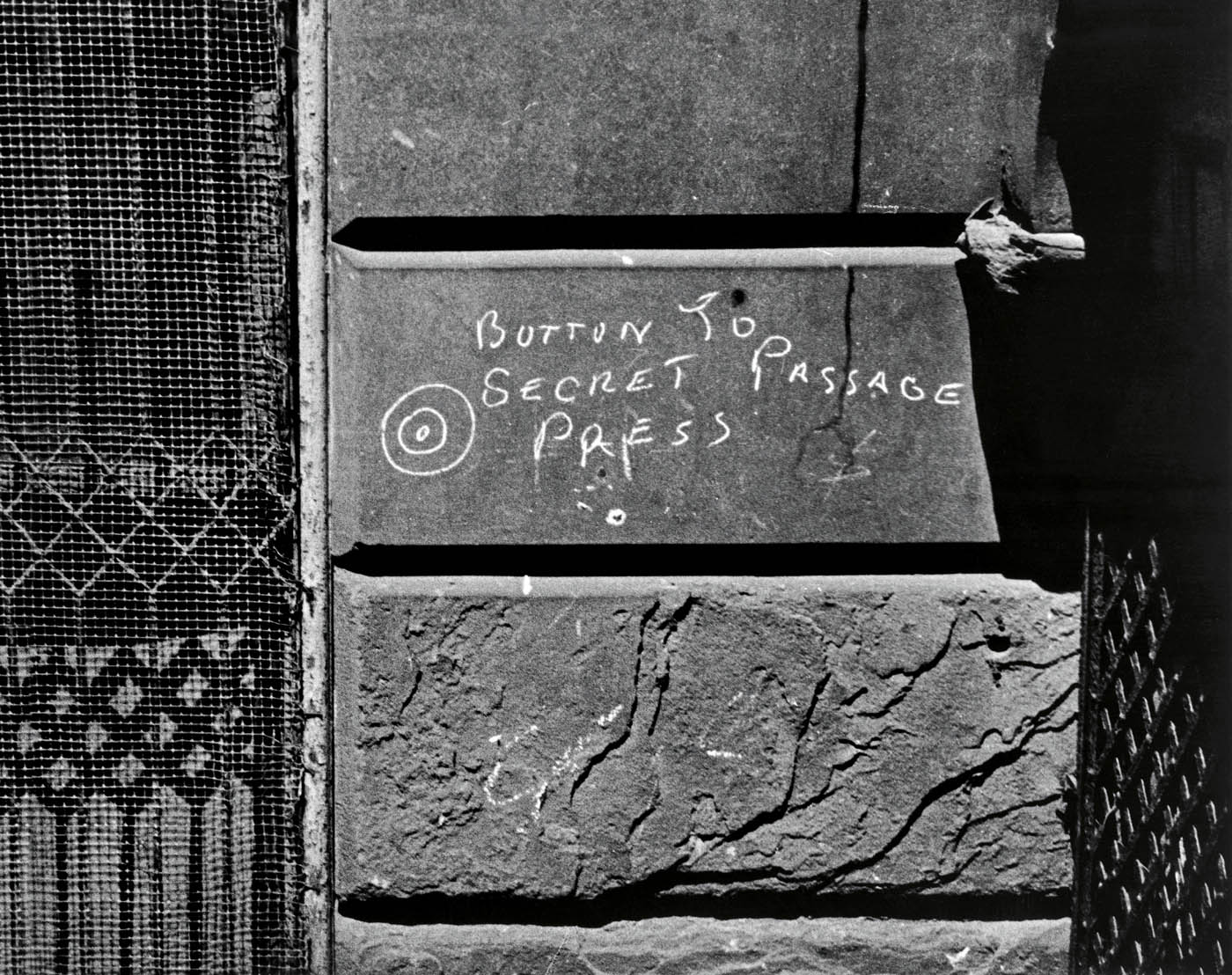 Helen Levitt (American, 1913-2009) 'New York' c. 1938 from the exhibition 'Helen Levitt' at Fundación MAPFRE, Barcelona, Sept 2025 - Feb 2026 Helen Levitt (American, 1913-2009) 'New York' c. 1938 from the exhibition 'Helen Levitt' at Fundación MAPFRE, Barcelona, Sept 2025 - Feb 2026