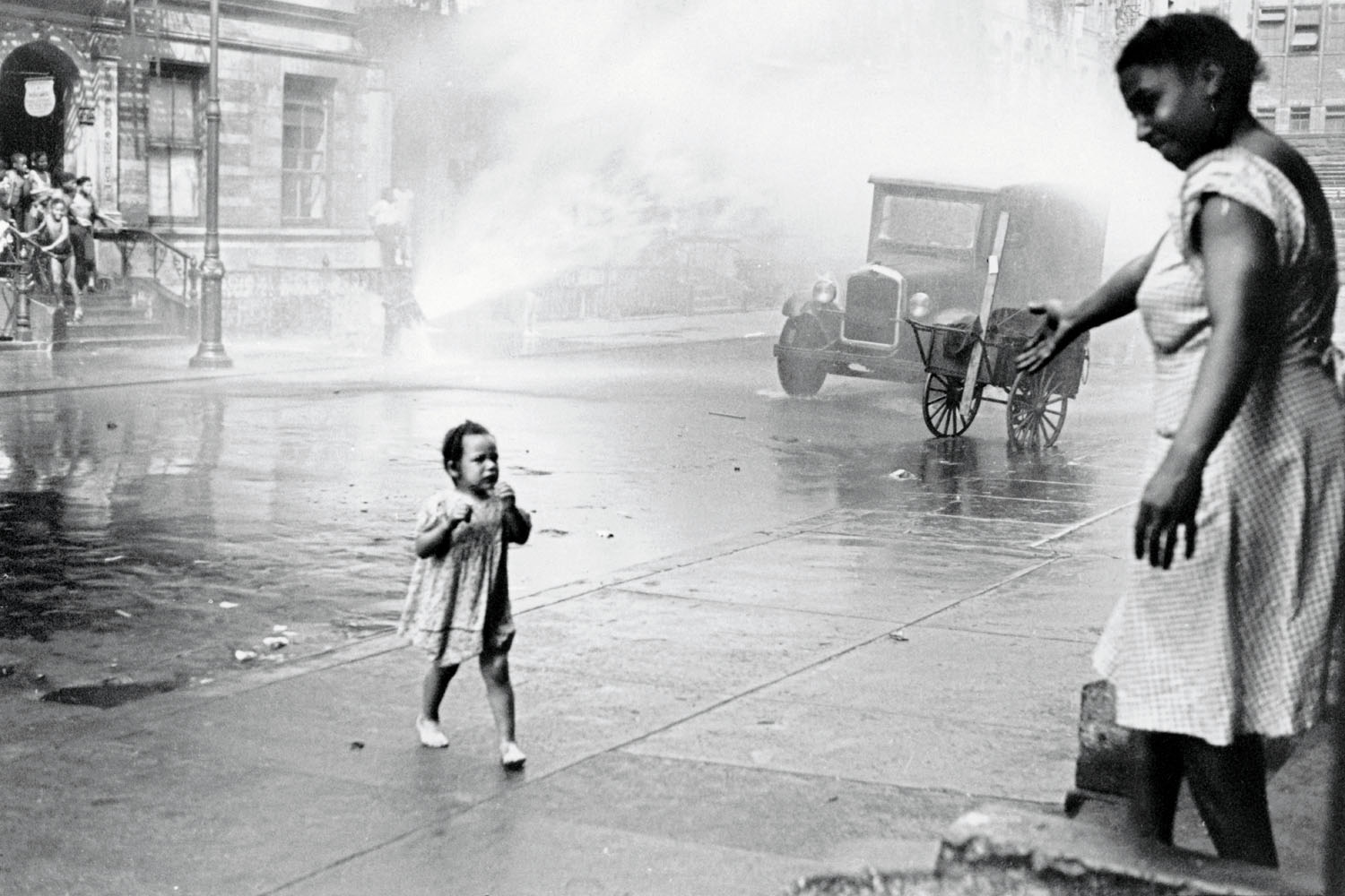 Helen Levitt (American, 1913-2009) 'New York' c. 1939 Helen Levitt (American, 1913-2009) 'New York' c. 1939